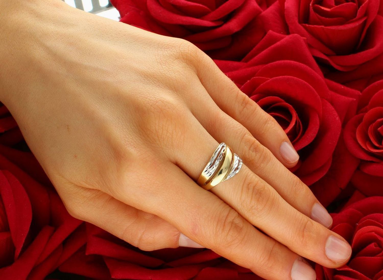 Złoty pierścionek 585 szeroki grawerowane  białym złotem paski PI 4645. Szeroki złoty pierścionek 585 tłoczony z grawerowanym brzegiem. Ten piękny, elegancki pierścionek wykonano z żółtego1.jpg